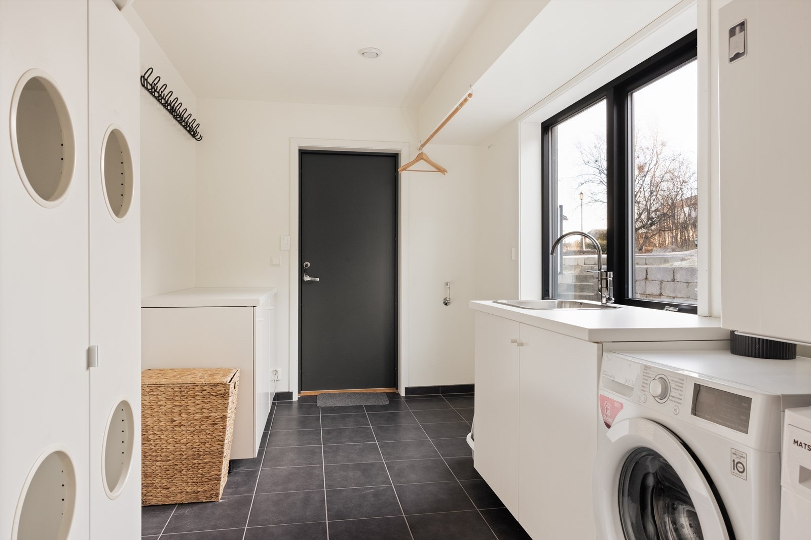 Boligen har også et separat og praktisk vaskerom Galleribilde