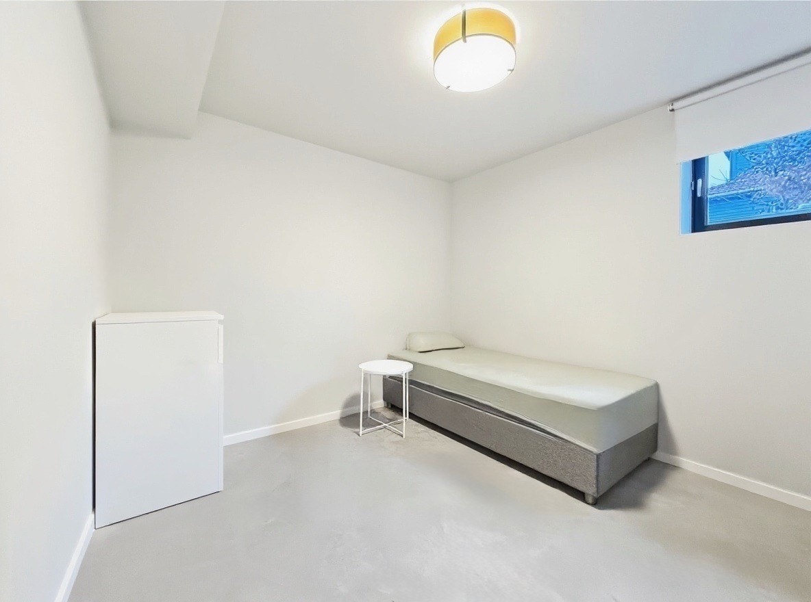 Soverom med seng og kommode Galleribilde