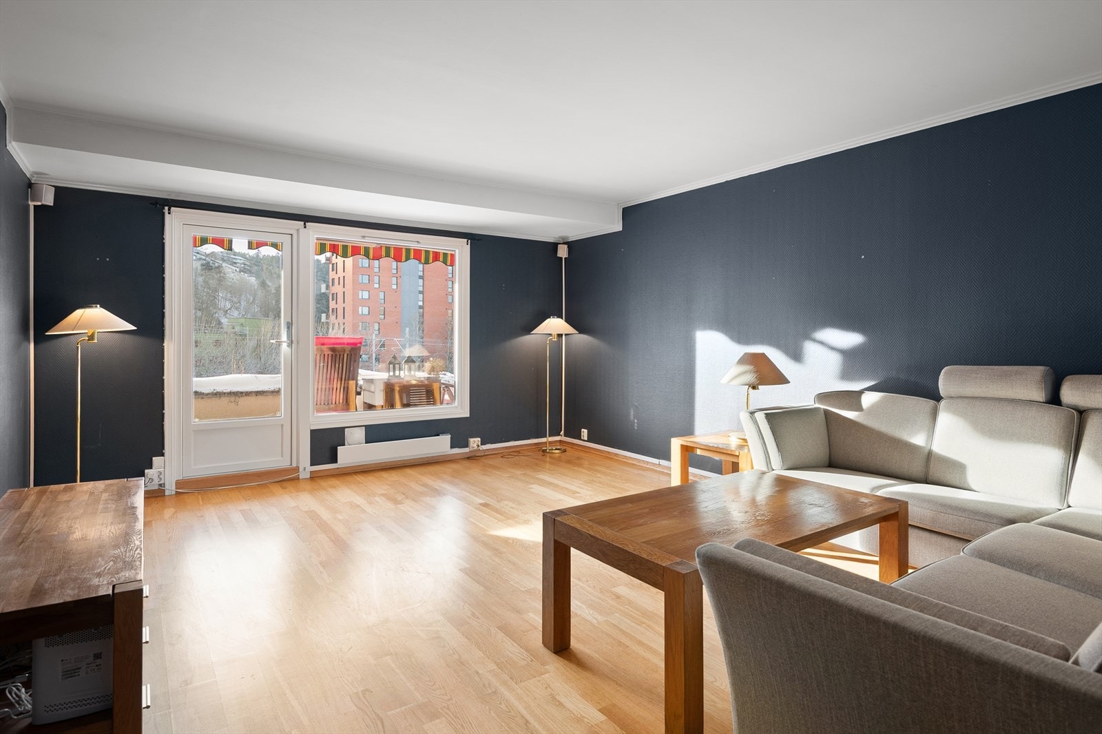 Fra stuen er det utgang til stor og solrik terrasse med usjenert utsikt. Om sommeren fungerer uteplassen som en forlengelse av stuen med sol store deler av dagen. Galleribilde