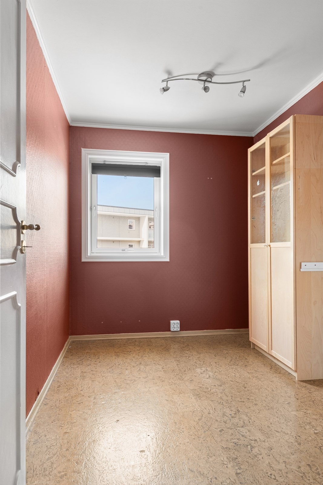 Det er god plass til en stor seng, garderobeskap, kommode eller skrivepult. Galleribilde