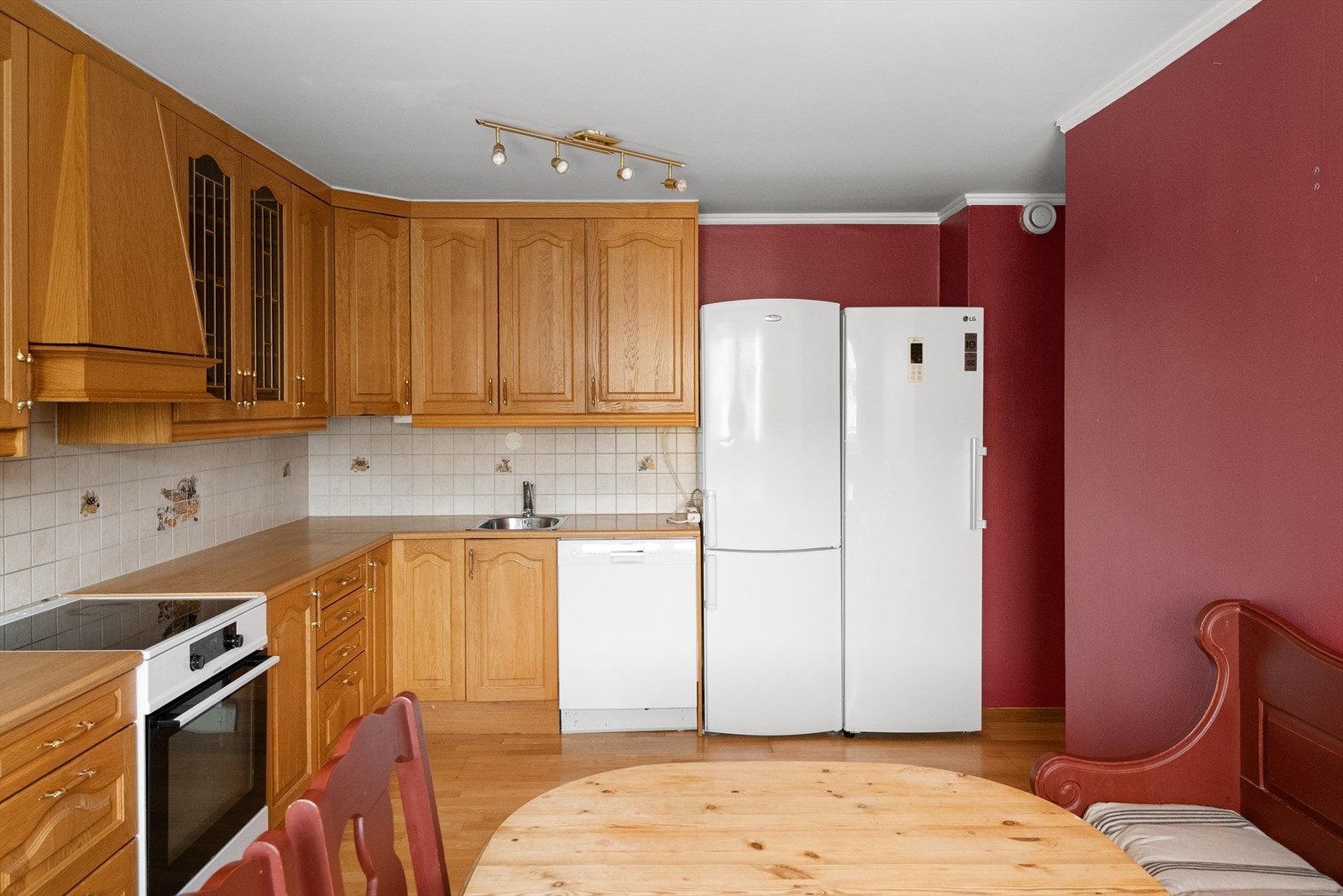 Kjøkkenet har åpning mot spisestuen der en enkelt kan holde samtalen i gang med sine gjester mens man lager et bedre måltid. Galleribilde