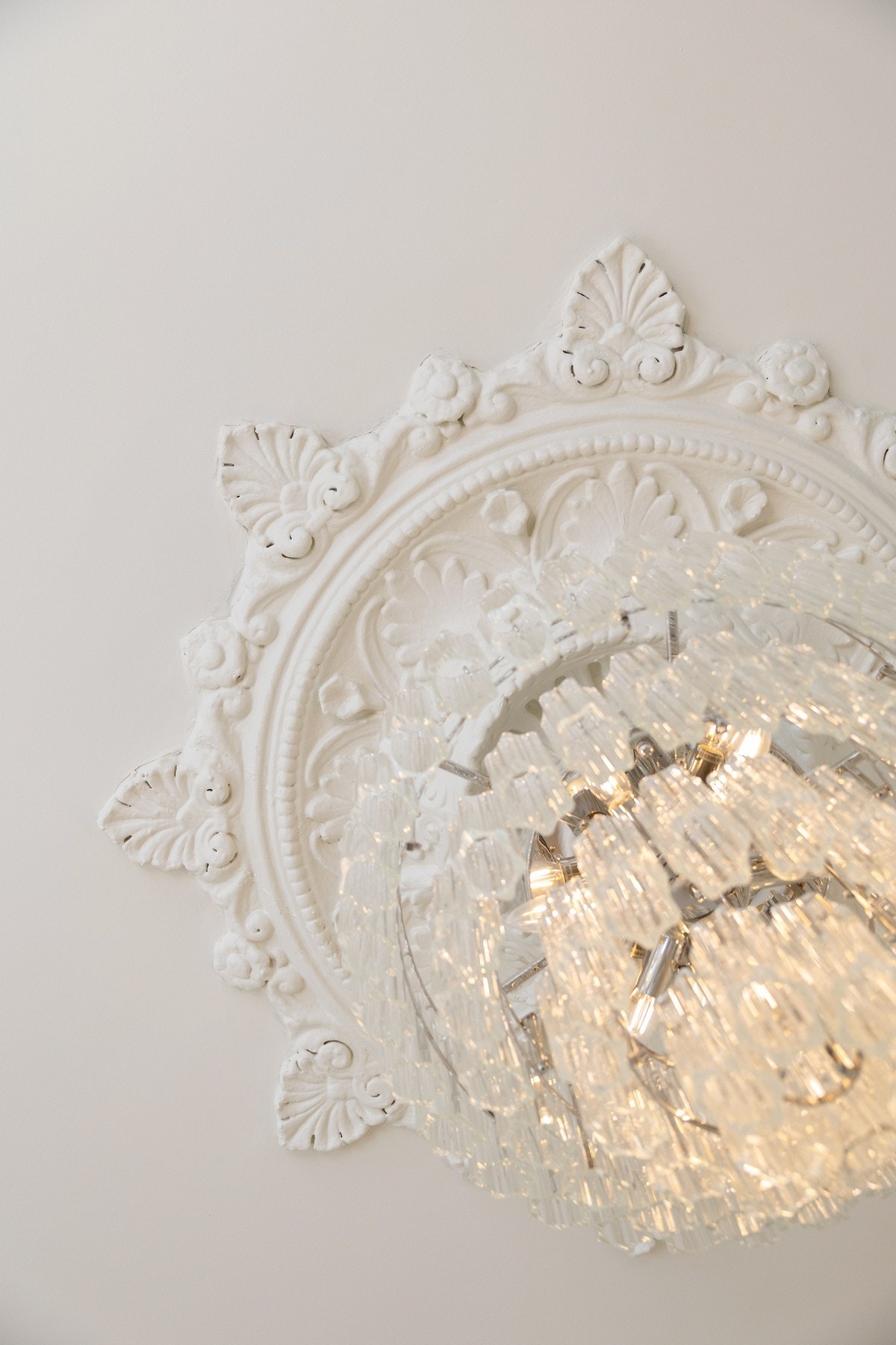 Rosett og stukkatur i himling. Galleribilde