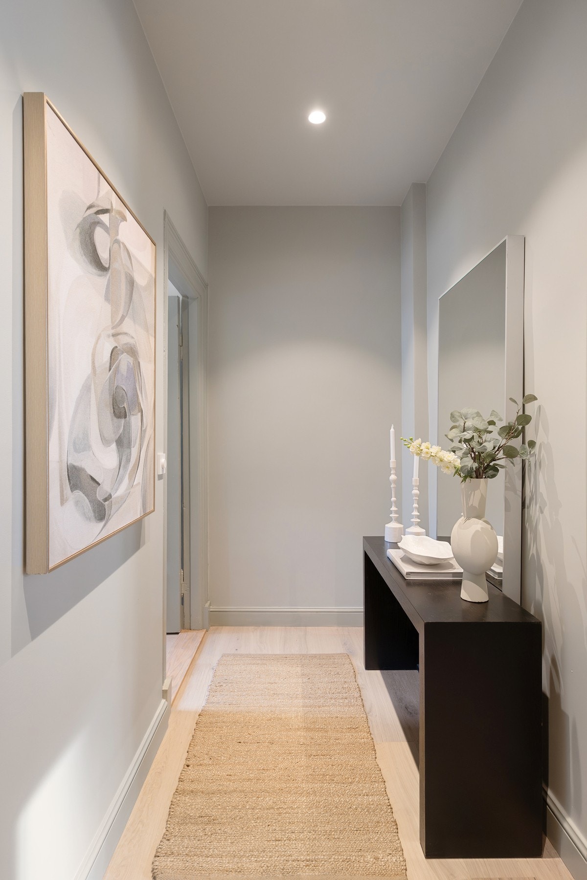 Innbydende entré med god plass til yttertøy og sko. Galleribilde