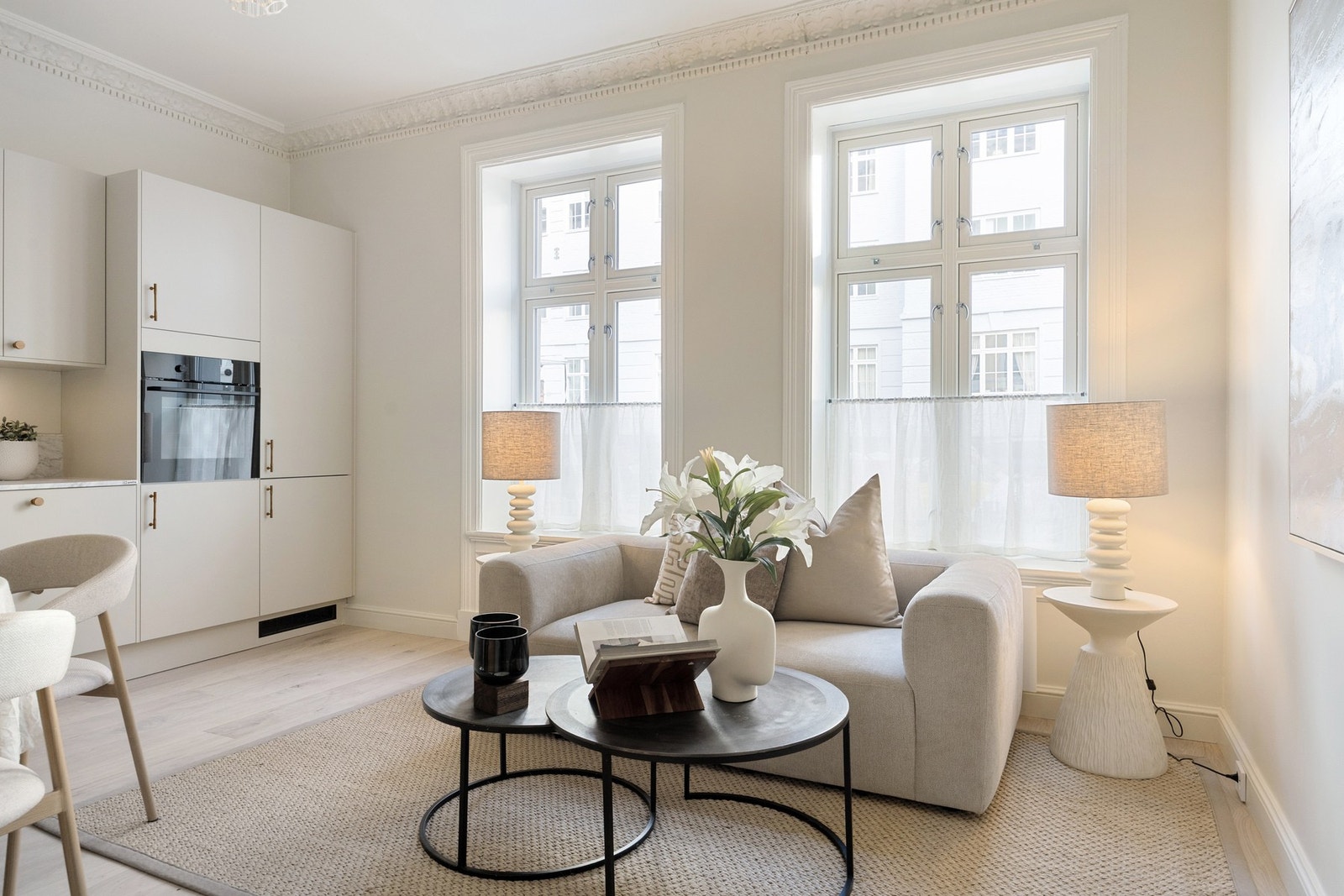 Vakre, klassiske detaljer. Store vindusflater og masse lys. Galleribilde