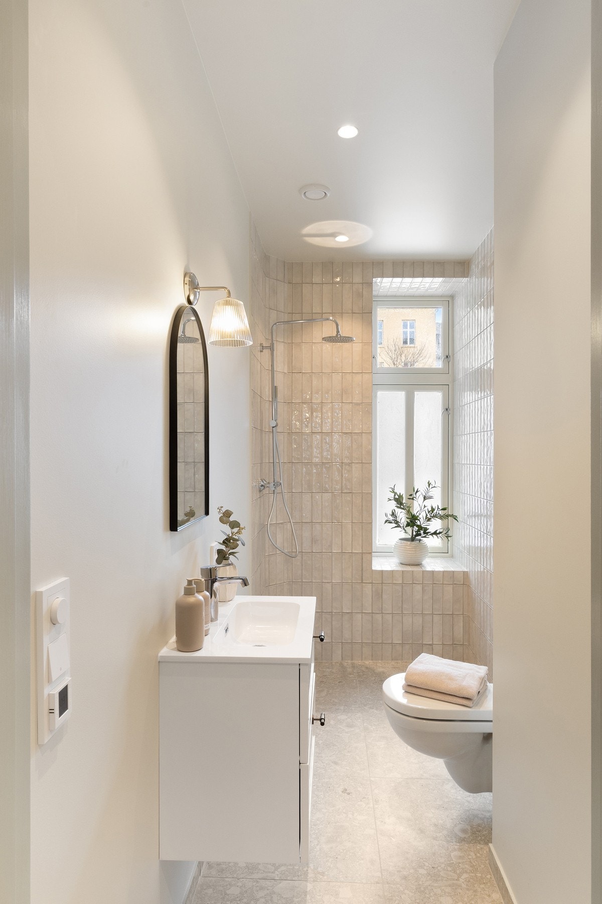 Delikat baderom med downlights i himling og varme i gulv. Galleribilde