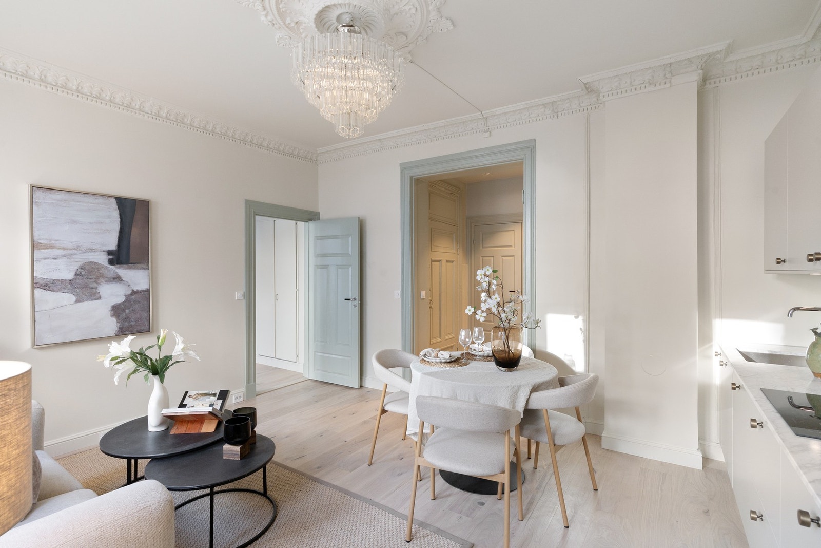 Romslig oppholdsrom med god plass til sofagruppe og spisebord. Galleribilde