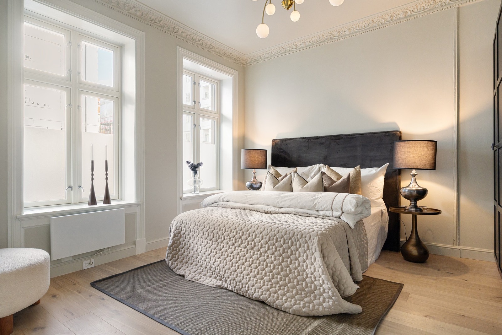 Romslig hovedsoverom med god plass til dobbeltseng, nattbord og garderobe. Galleribilde