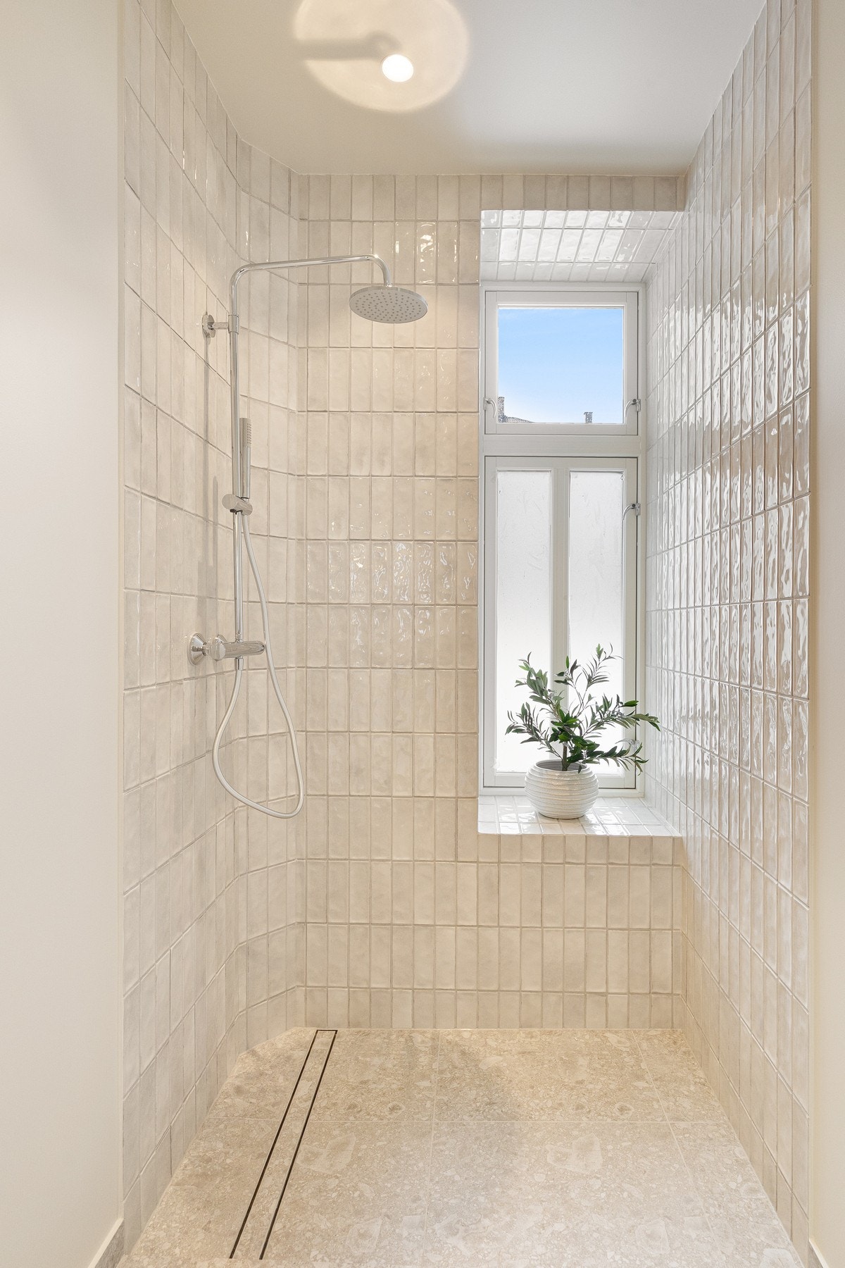 Badet er innredet med vegghengt toalett, nedfelt servant og dusjnisje. Galleribilde