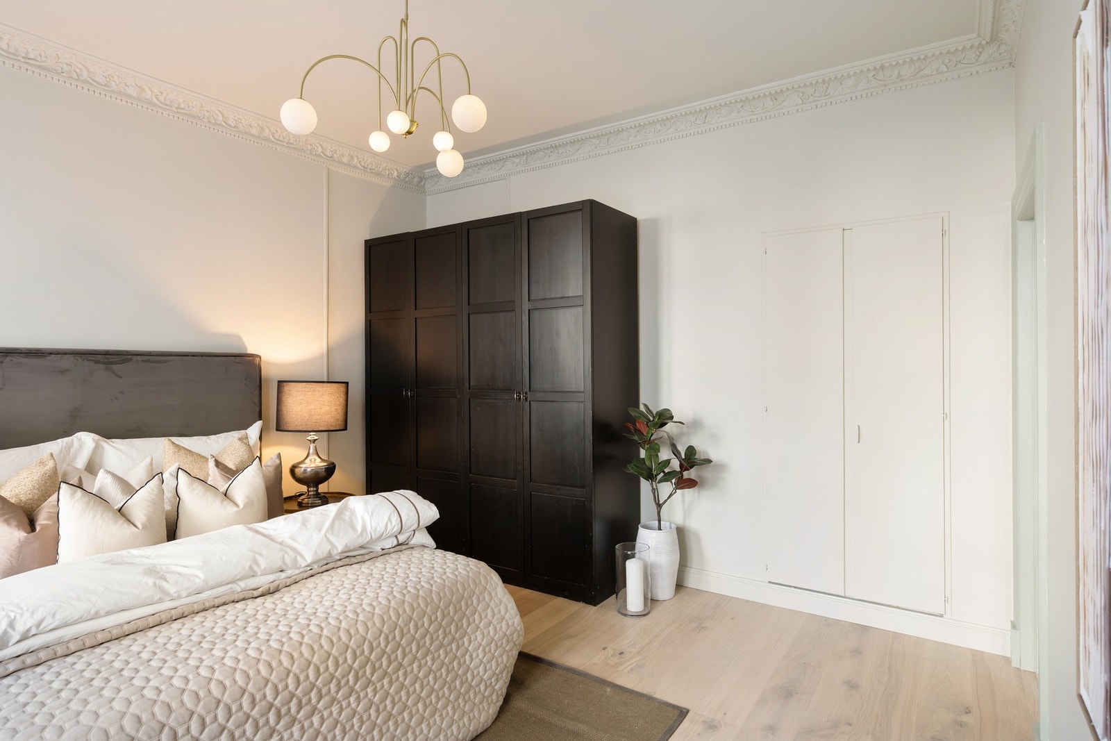 Bra med plass til klær i romslig garderobeskap. Galleribilde