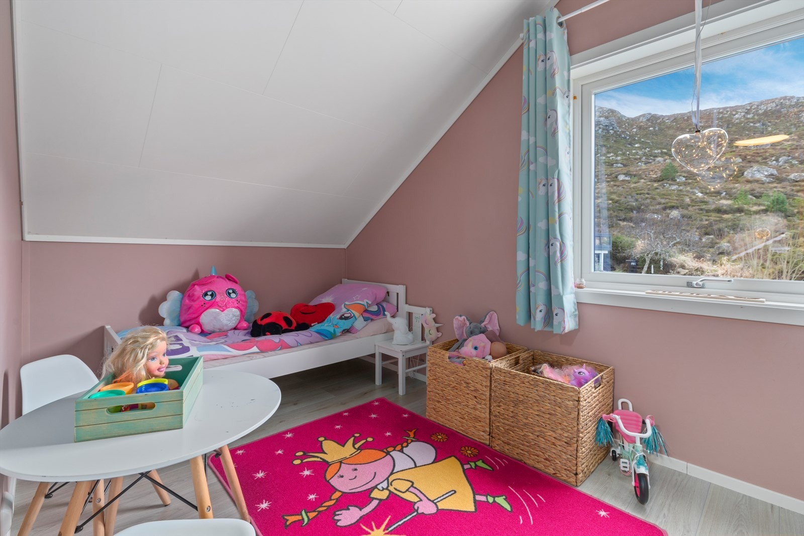 Soverom 2 på loft | rommet er i byggegodkjente tegninger angitt som "rom", og det er uklart hva som har vært ment med dette i 1961 | se mer informasjon om dette i prospektet Galleribilde