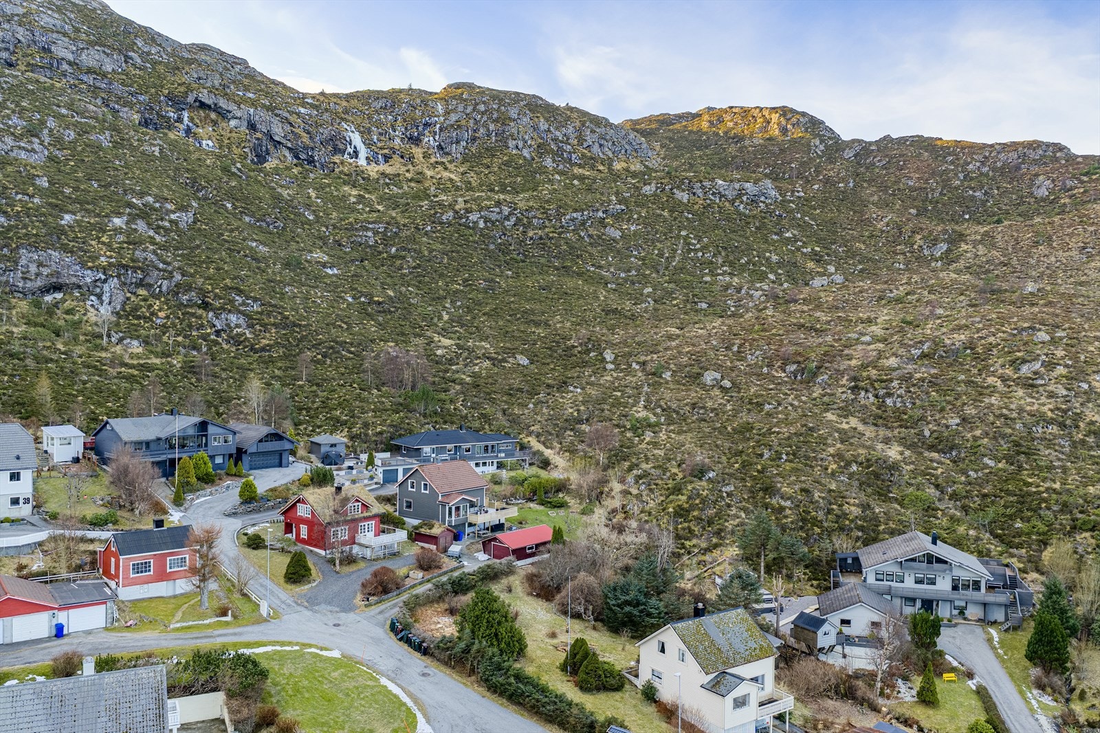 Boligen har opprinnelig byggeår ca. 1961, ble tilbygget i 1991 og har et samlet BRA-i på 159 m² | tillegg er stor veranda på 42 m², garasje på 35 m² og utvendig bod på 8 m² Galleribilde