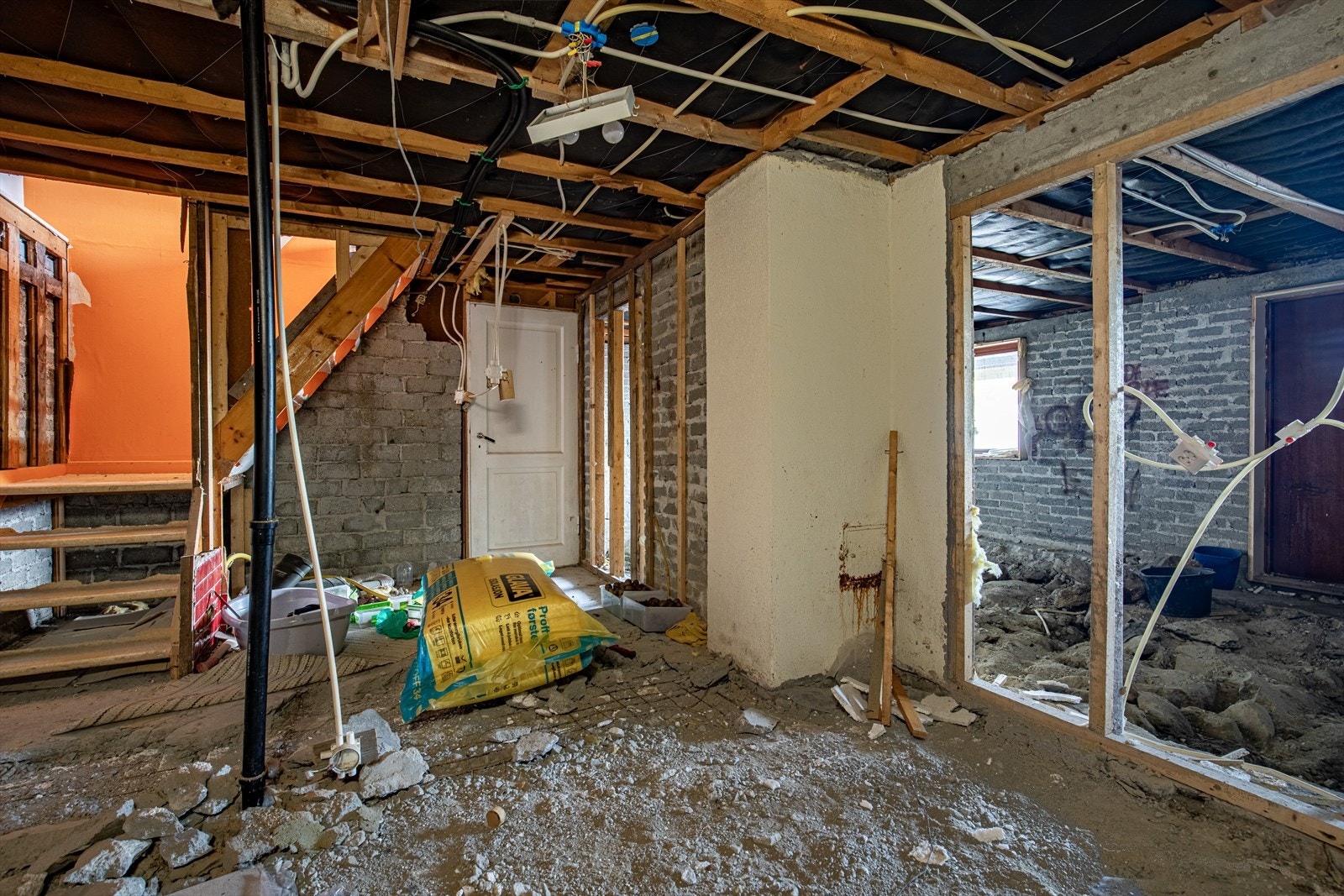 Kjeller er i hovedsak utrevet og påbegynt pigging av kjellergulv for mer takhøyde Galleribilde