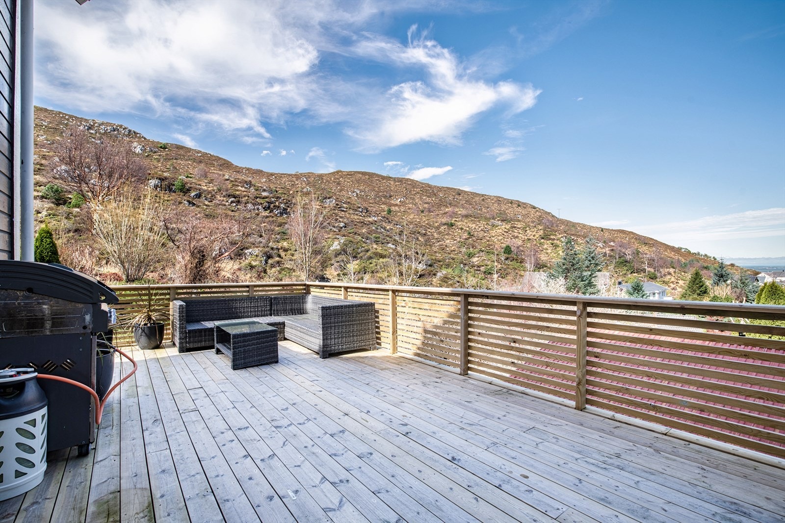 Stor terrasse ved hovedetasje på ca. 42 m² ble utvidet og forsterket, og med nytt terrassedekke, levegger og rekkverk i 2024 Galleribilde