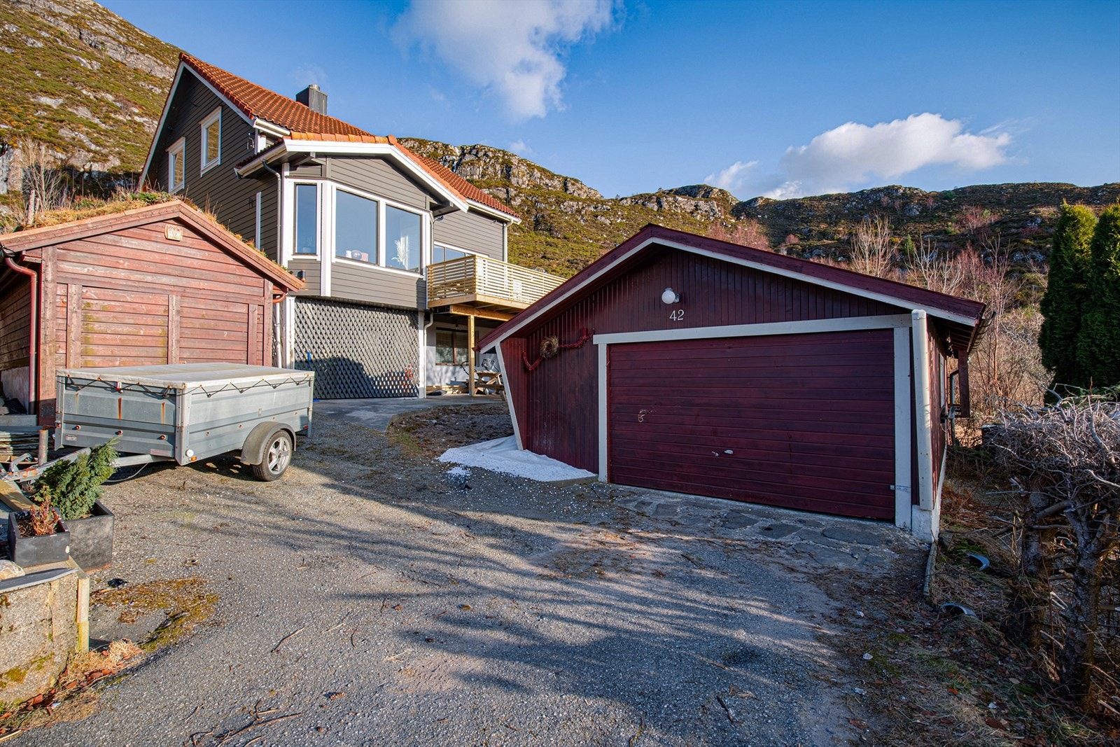 Garasje med byggeår 1980 har et BRA-e på 35 m², mens utvendig bod med byggeår 1991 har BRA-e på 8 m² Galleribilde