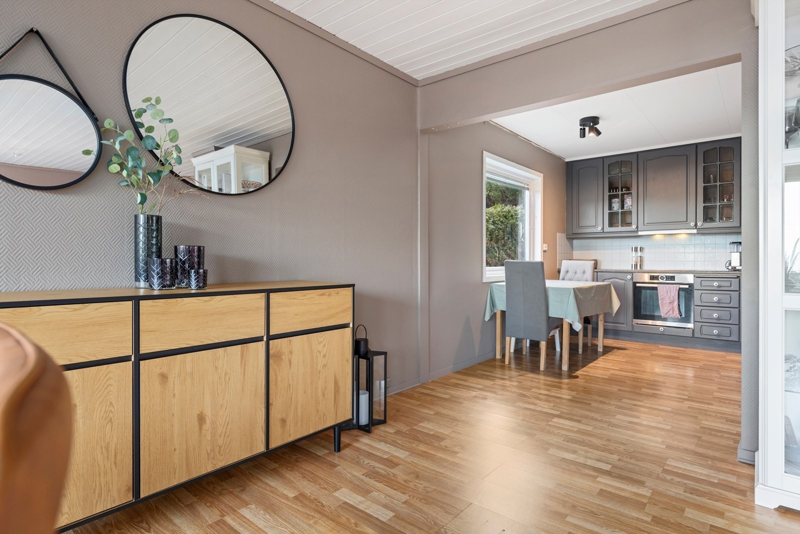 Stue med åpen løsning mot kjøkkenet Galleribilde