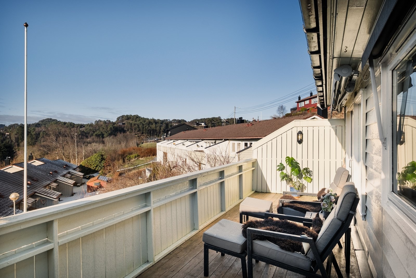 Her er det god plass til utemøbler og grill - et perfekt sted å samle familie og venner til hyggelige stunder. Galleribilde