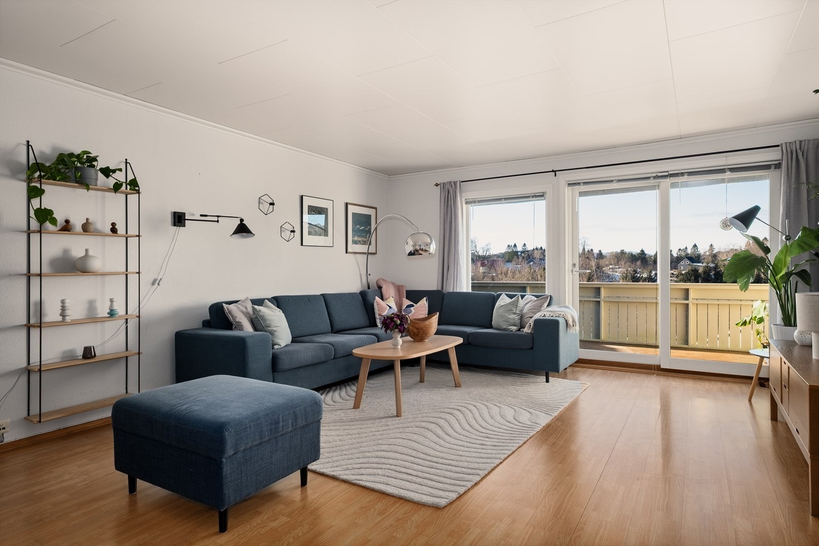 Store vindusflater og rikelig med naturlig lysinnslipp skaper en trivelig atmosfære og bidrar til en økt romfølelse. Galleribilde