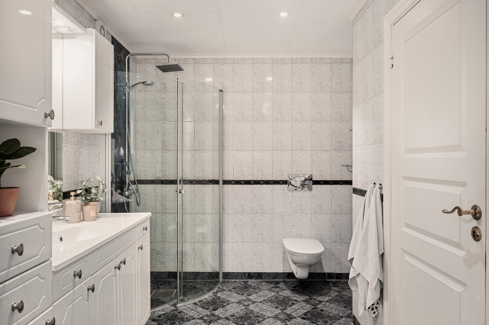 Bad/vaskerom er fra 2009 og pusset opp i regi av forrige eier. Rommet er helfliset med elektrisk varme i gulv. Galleribilde