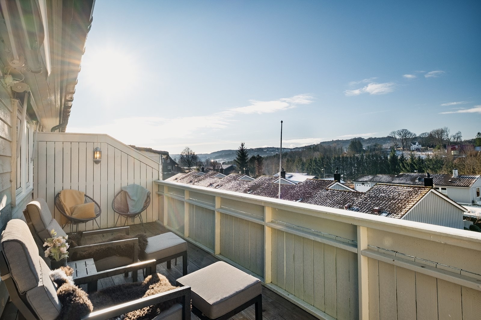 Altanen er vestvendt og byr på svært gode solforhold, i tillegg til flott utsikt over nærområdet. Galleribilde