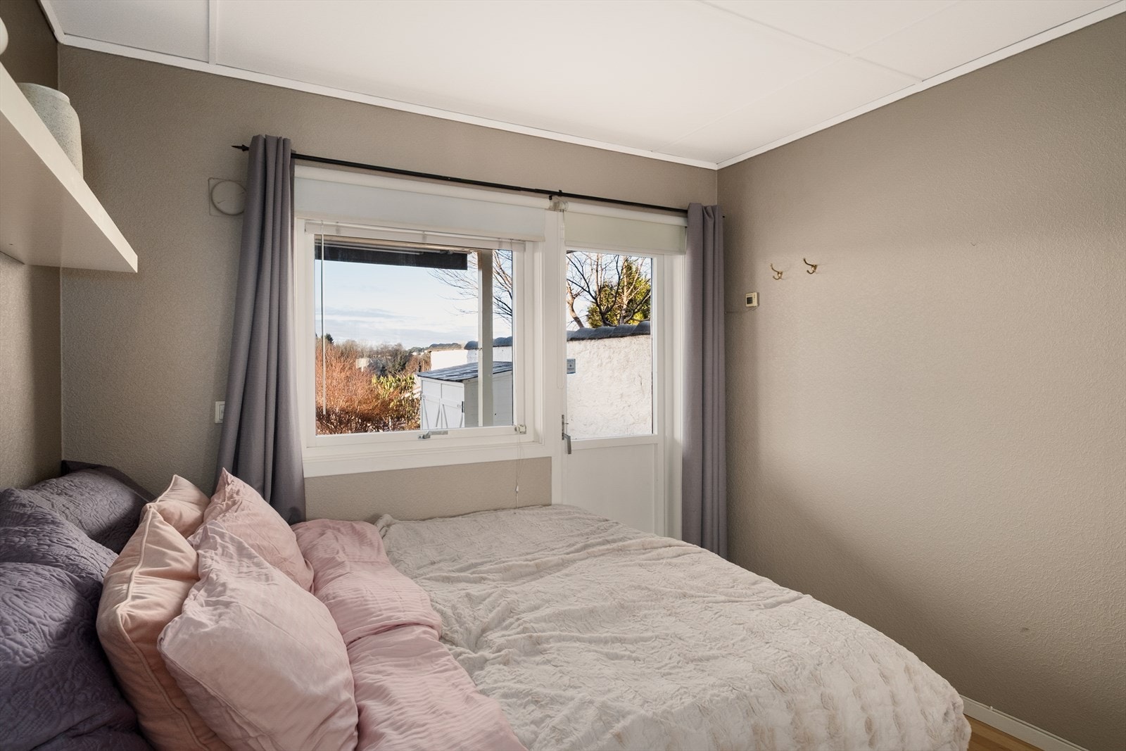 Fra hovedsoverommet er det utgang til en nydelig vestvendt uteplass på hele 38 m²! Galleribilde