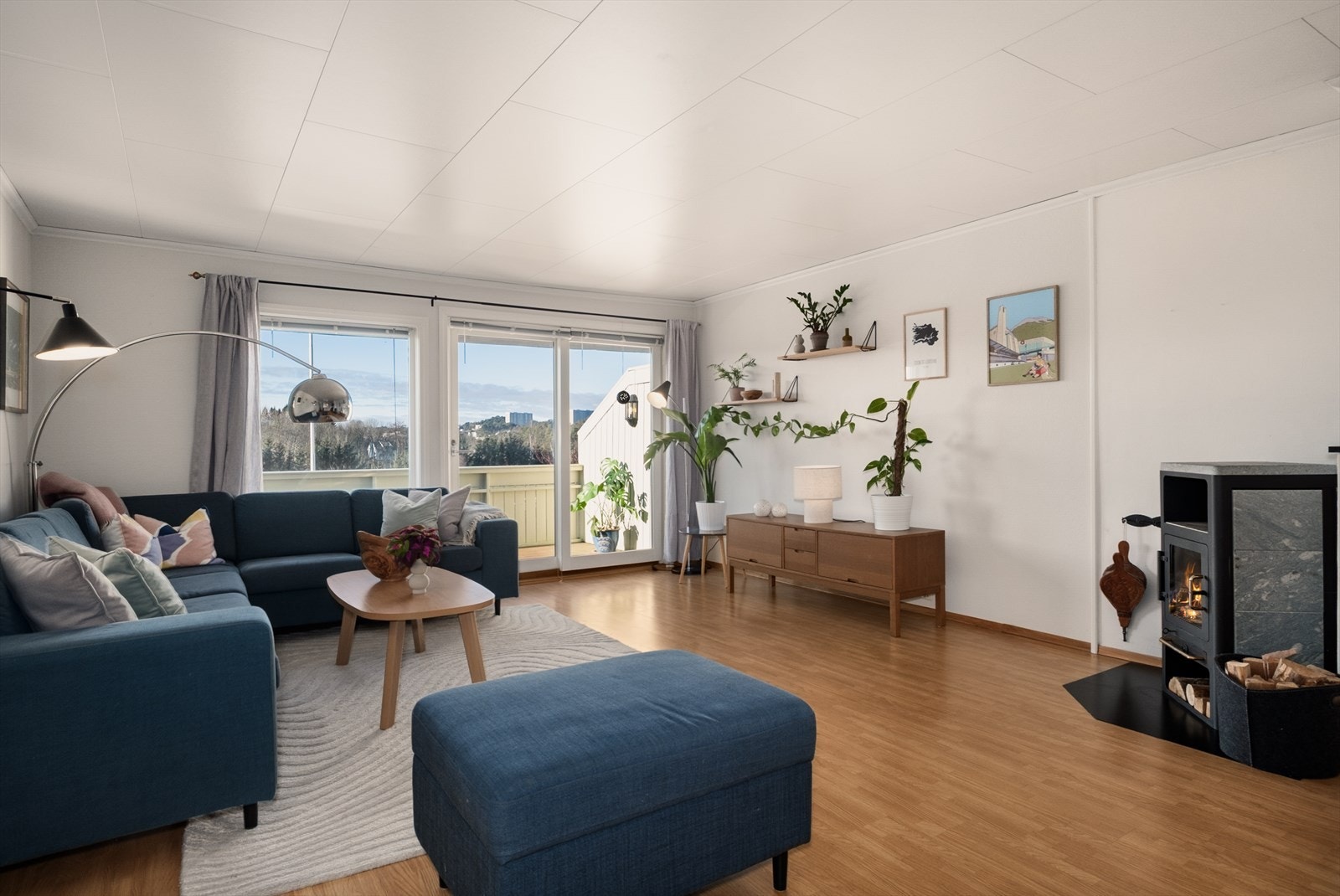 Stuen byr ellers på en vedovn i kleberstein som skaper en lun og hjemmekoselig atmosfære, og gir behagelig varme på kalde dager. Galleribilde