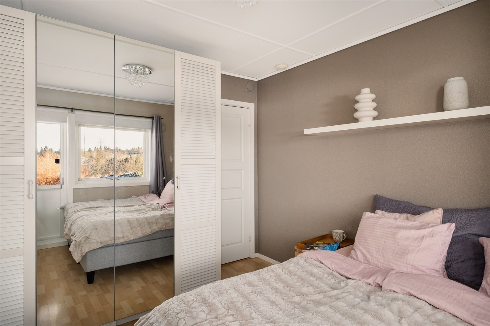 Boligen byr på tre romslige soverom, alle med plass til nødvendig soveromsmøblement. Galleribilde