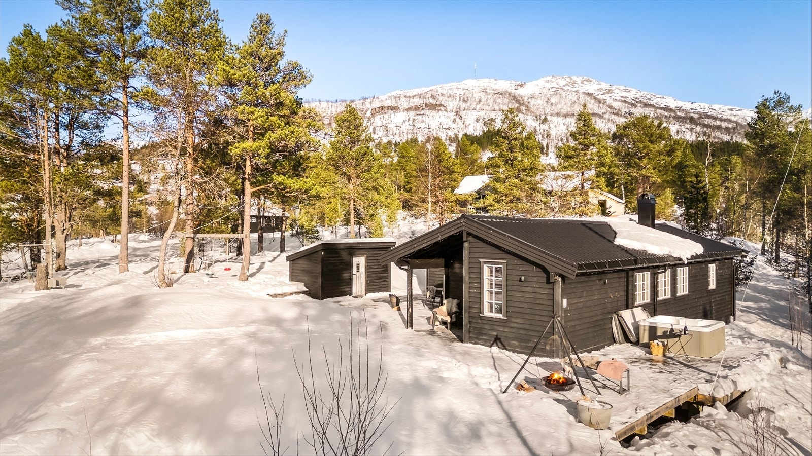 Romslig uteplass med god plass til ønsket møblering og sosiale soner Galleribilde