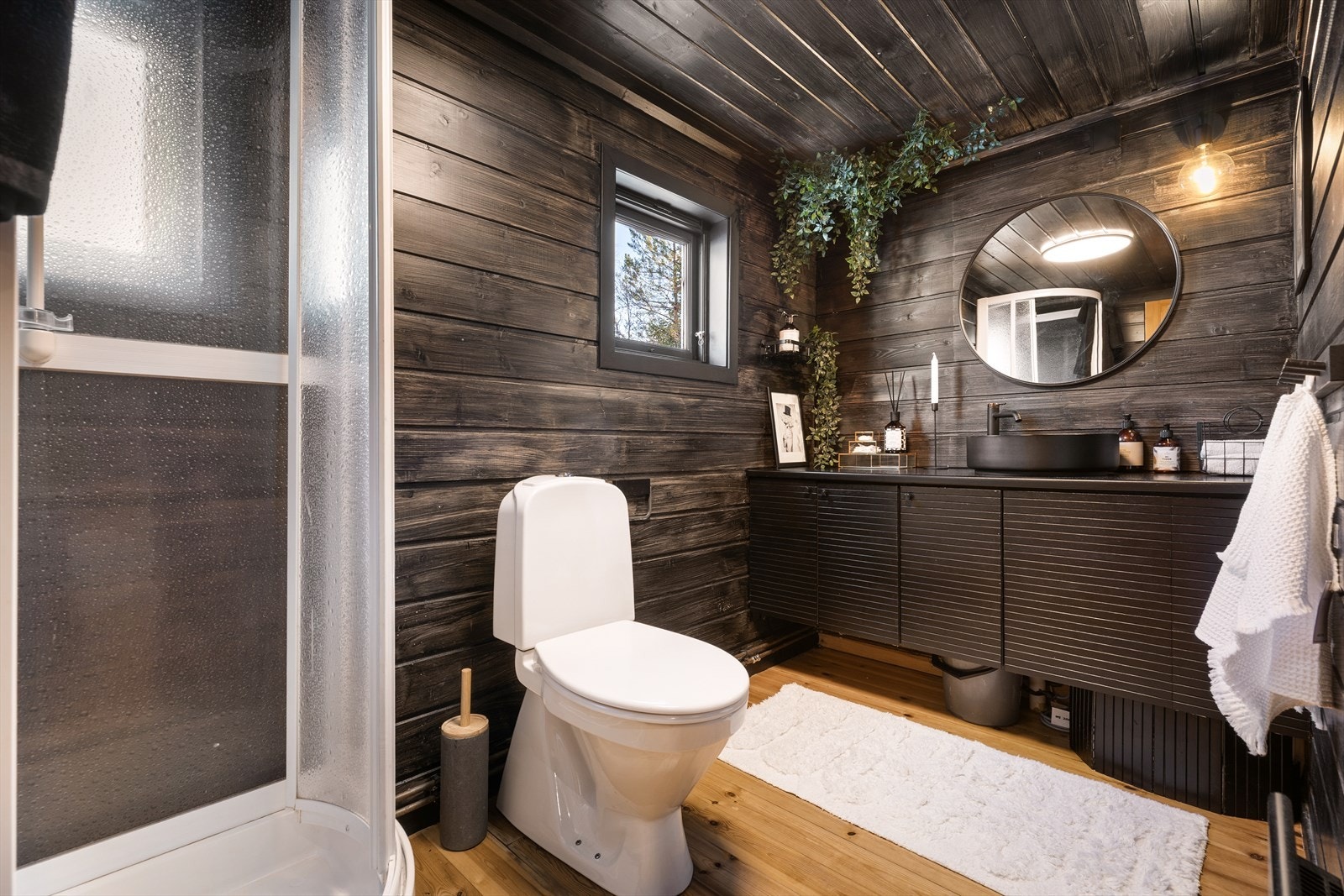 Varmtvannsbereder på 50 liter plassert i benkeskap på badet. Galleribilde