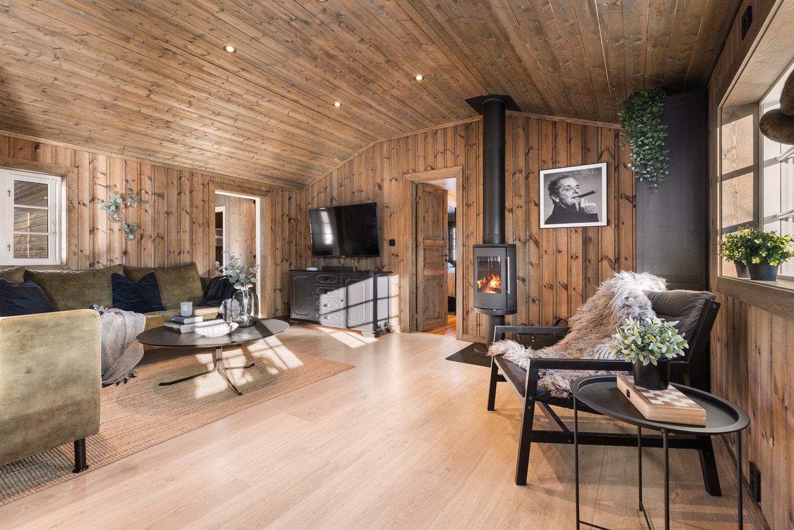 Gjennomgående panel på vegger og i himling gir en lun og helhetlig stil Galleribilde