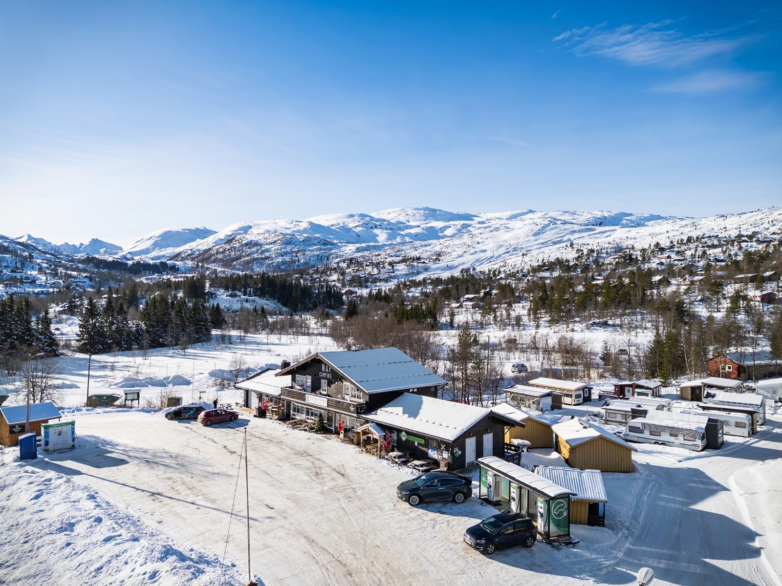 Bare få minutter unna finner du "naffen", Kvamskogen Landhandleri med landhandel, servering og hurtiglading Galleribilde