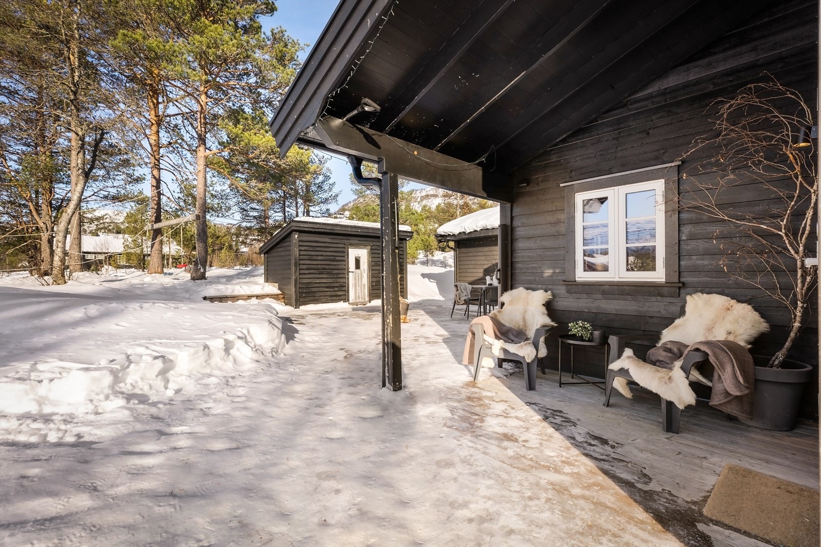 Med overbygget inngangsparti er du skjermet mot vær og vind. Galleribilde