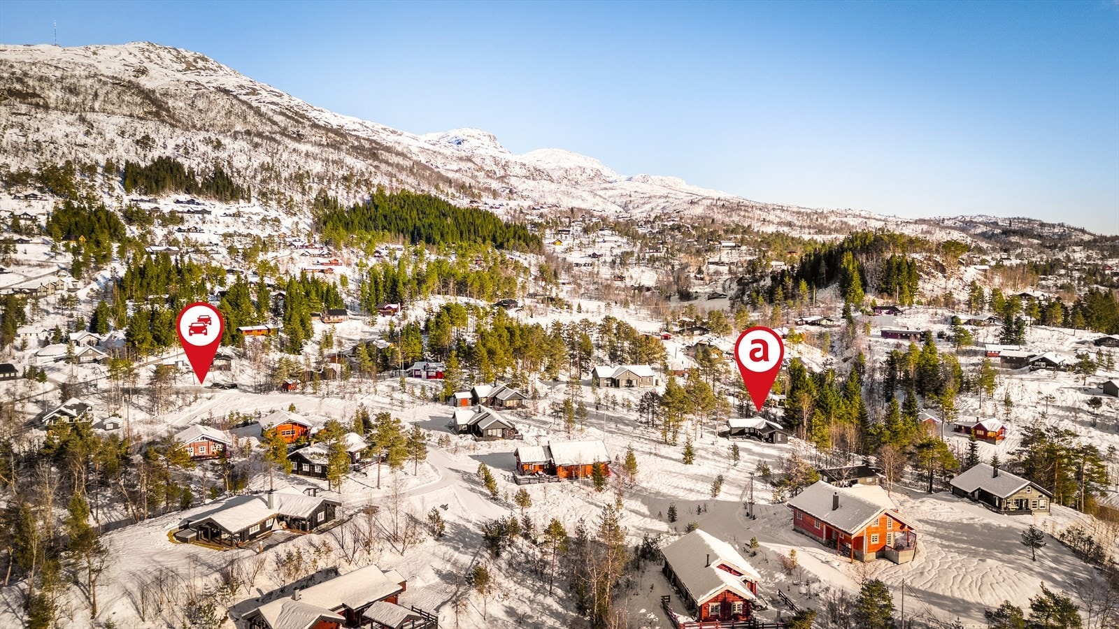 Vinterparkering på felles parkeringsplass ca. 200 meter unna. Herfra er det preparert gangvei frem til hytten. Galleribilde