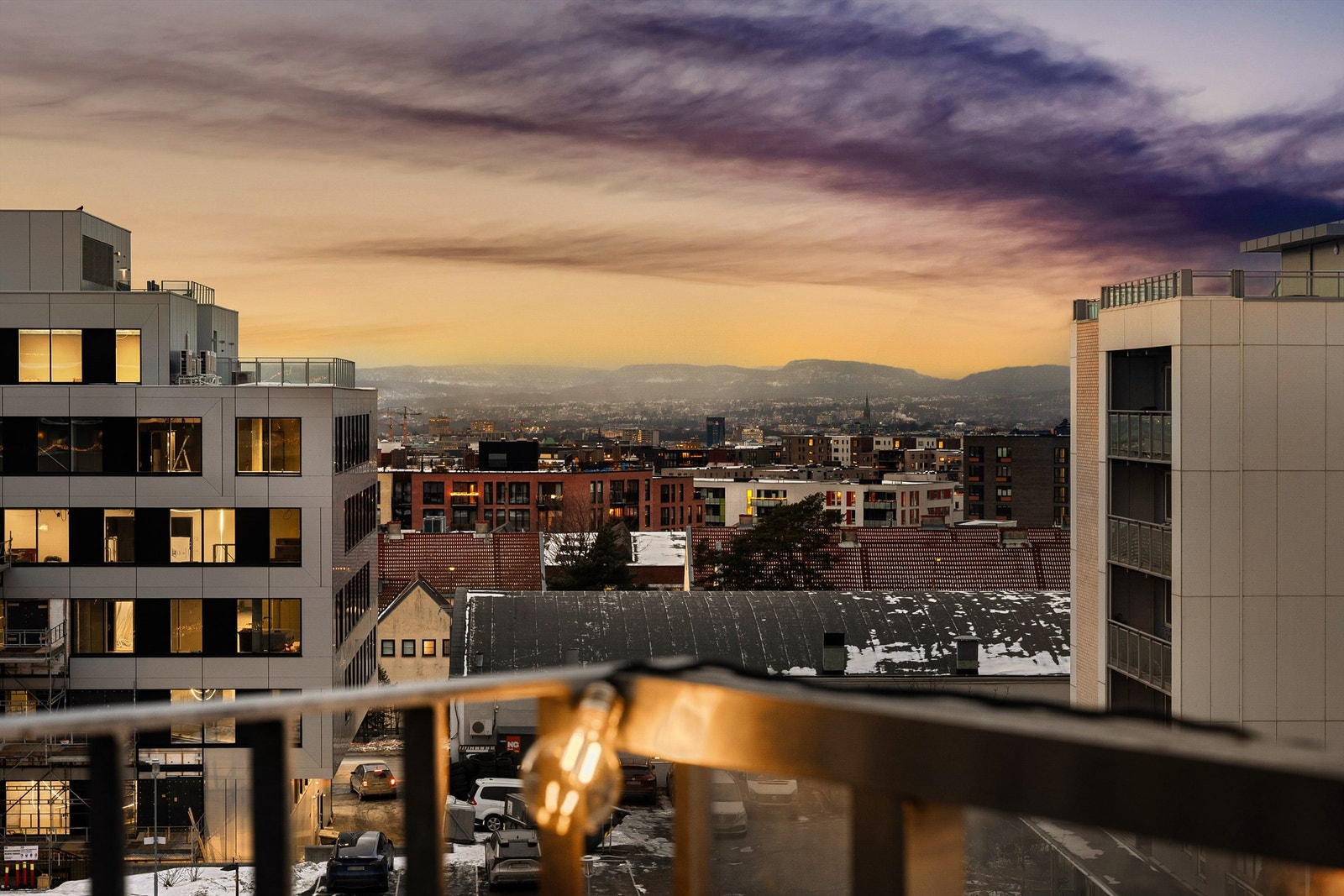 Flott utsikt ned mot byen fra balkongen. Galleribilde