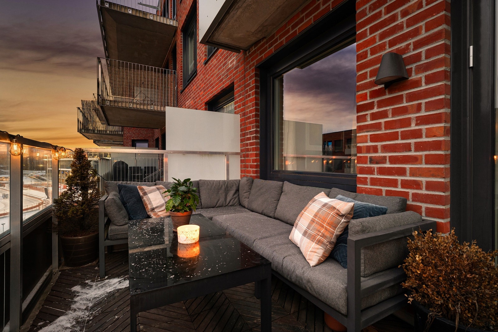 Balkongen har god plass til ønsket utemøblement- perfekt for å nyte årets varmere dager i eget hjem. Galleribilde