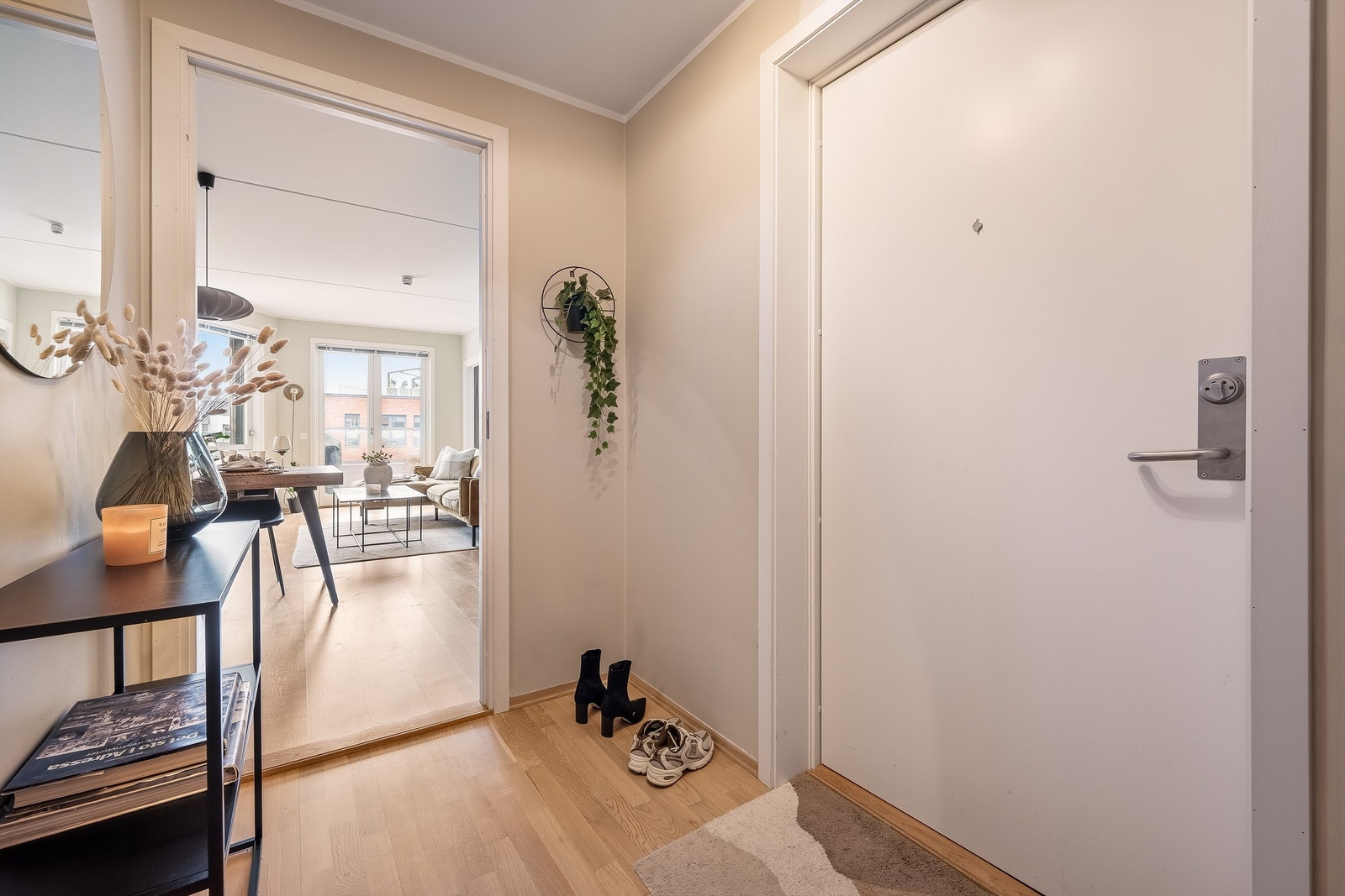 Entréen gir et godt førsteinntrykk og har plass til oppbevaring av yttertøy og sko. Galleribilde