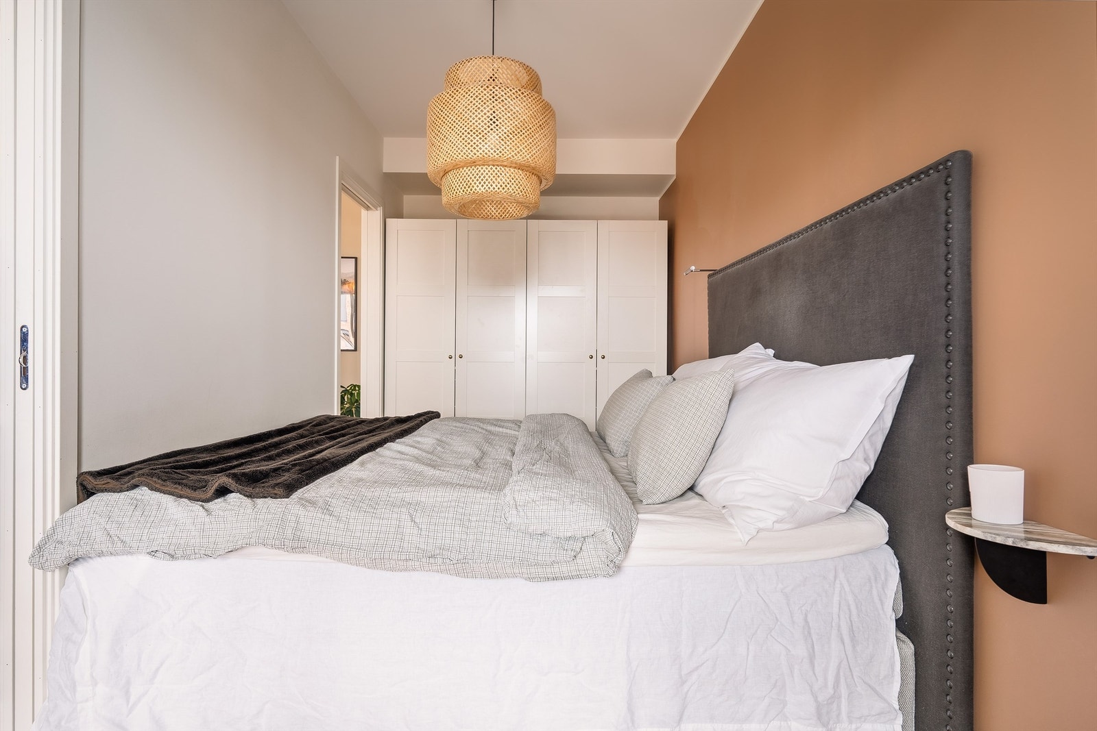 En romslig garderobeløsning gir rikelig med oppbevaringsplass. Galleribilde