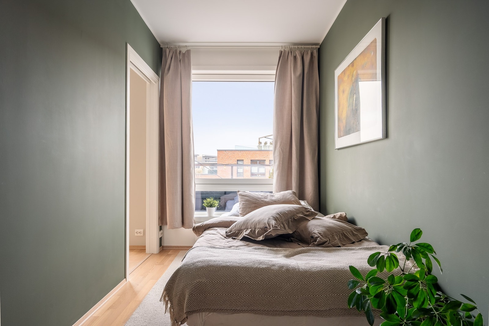 Også her er det parkett på gulvet og malte veggflater. Galleribilde