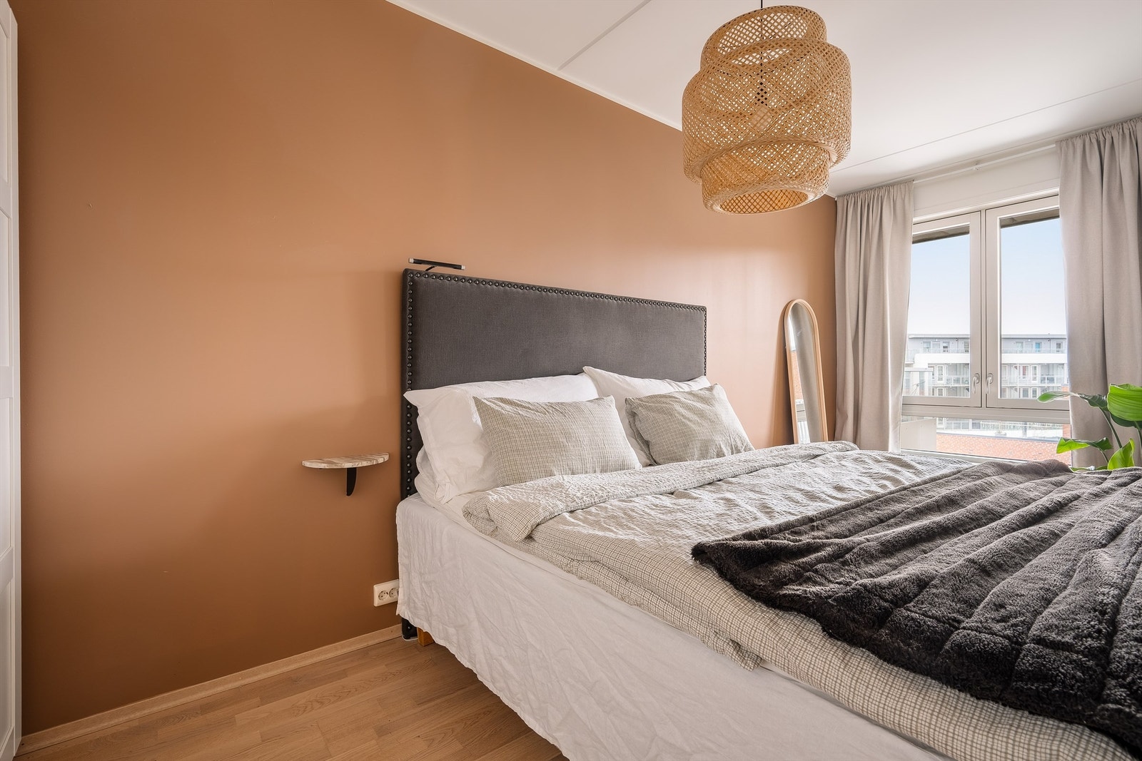 Rommet har parkettgulv og vegger malt i en behagelig og tidsriktig farge. Galleribilde