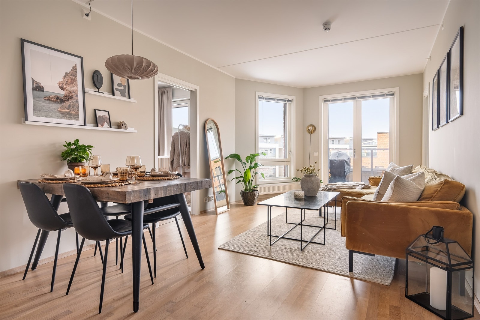 Stuen er romslig med store vindusflater som gir rikelig med lysinnslipp, samt gjennomgående parkett som skaper en helhetlig atmosfære. Galleribilde