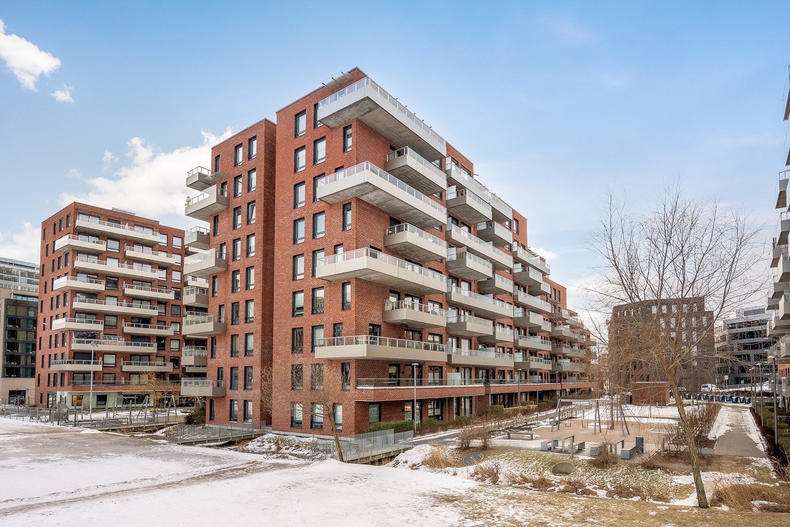 Moderne leilighetsbygg fra 2019 med heis og fasader i teglstein. Galleribilde