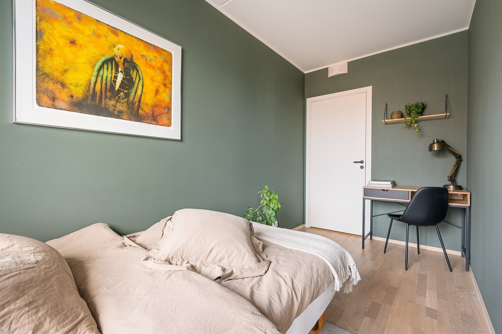 Boligens andre soverom passer utmerket som barnerom, gjesterom eller kontor. Galleribilde