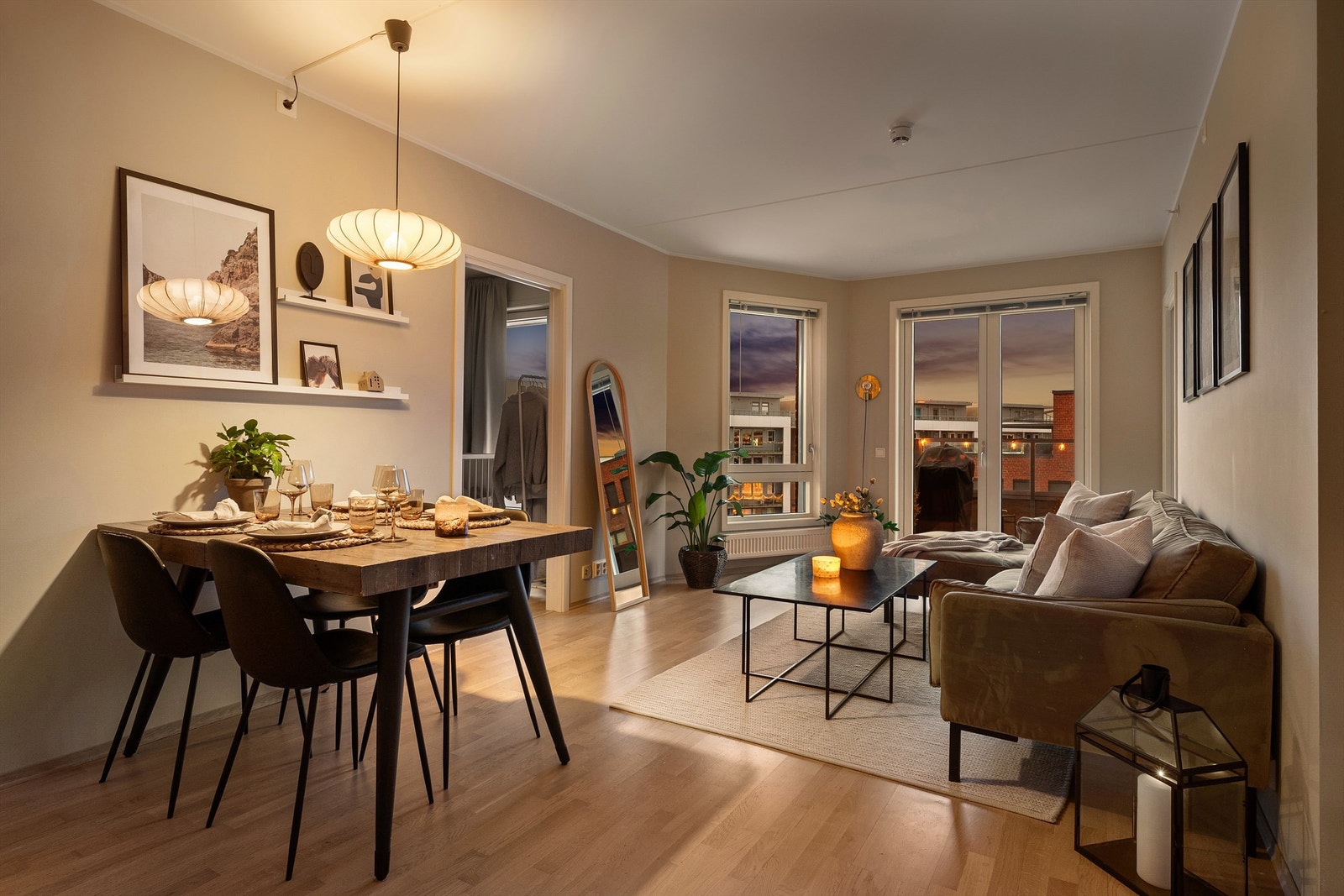 Leiligheten har en lun og hyggelig atmosfære også på kveldstid. Galleribilde