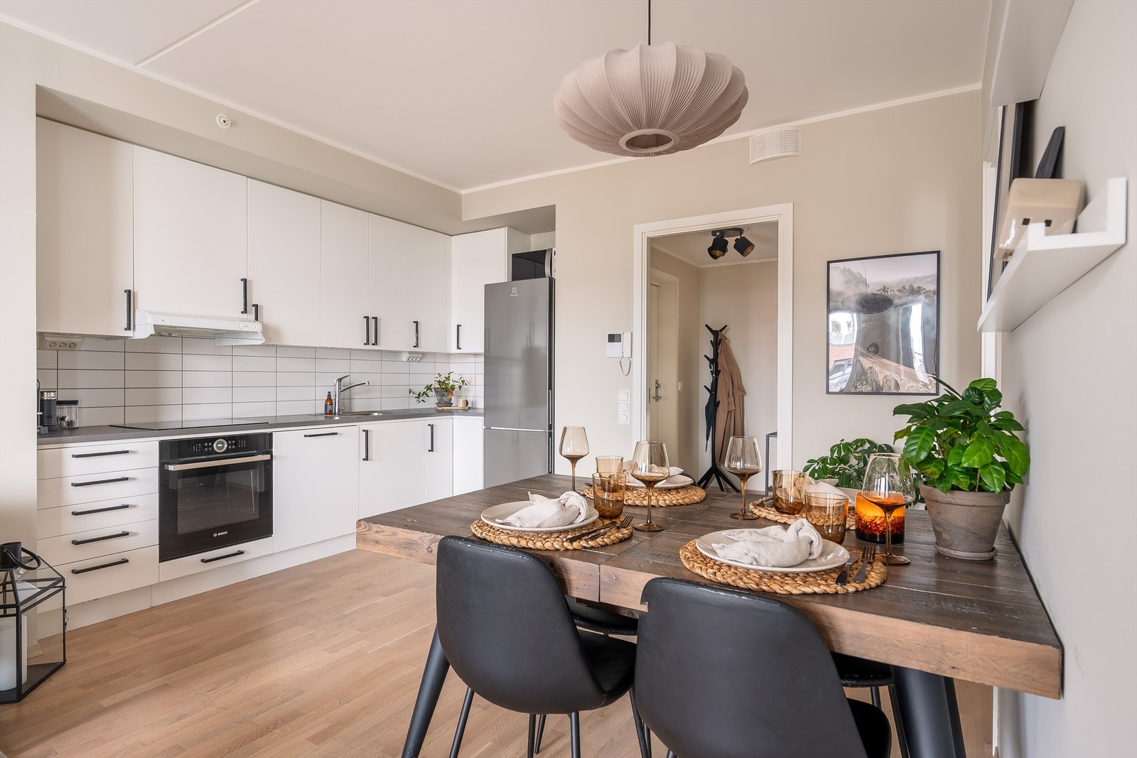 Stilrent kjøkken med glatte fronter og laminat benkeplate med nedfelt vaskekum. Galleribilde