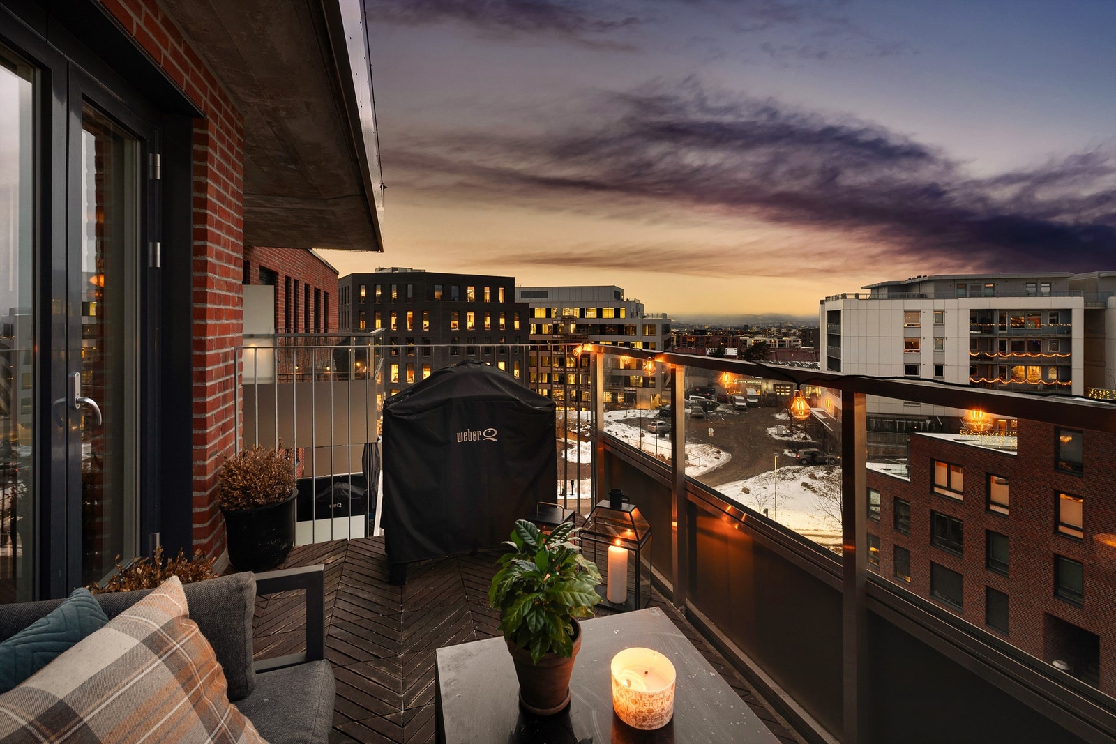 Den romslige, nordvestvendte balkong på 9 m² er en fin forlengelse av stuen. Galleribilde