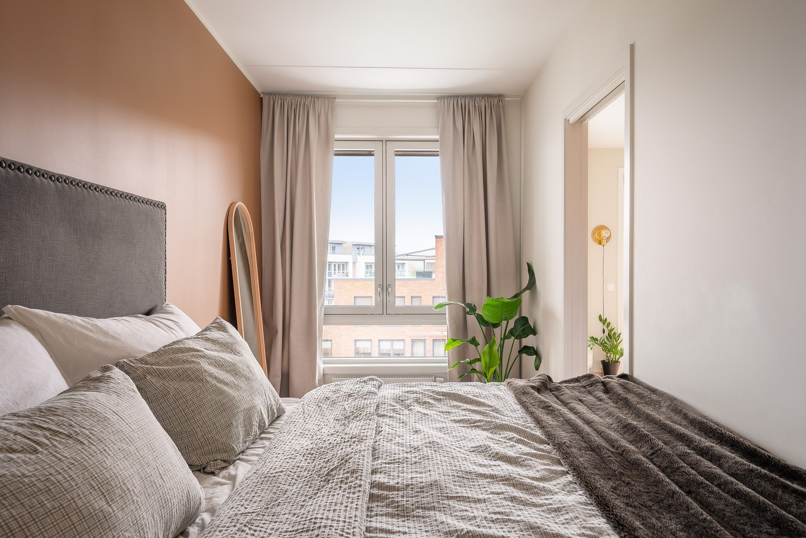 Hovedsoverommet er av god størrelse med plass til dobbeltseng og tilhørende nattbord. Galleribilde