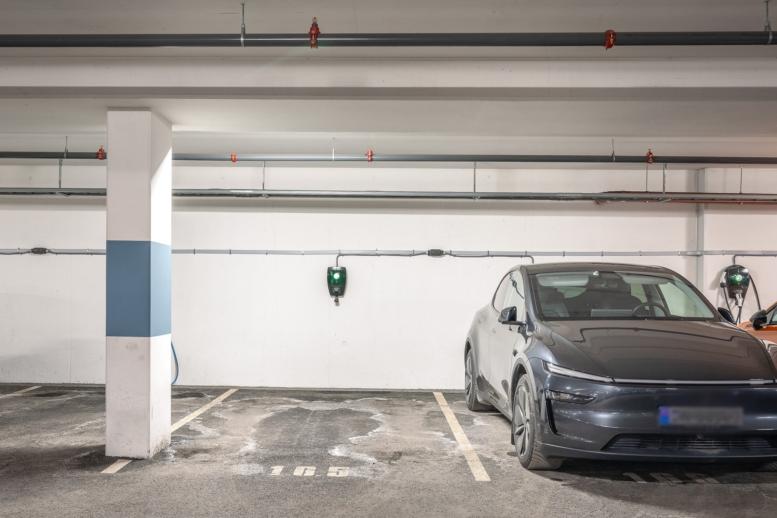 Det medfølger en fast garasjeplass i felles anlegg, med enkel adkomst via heis direkte fra leilighetsplanet. Galleribilde