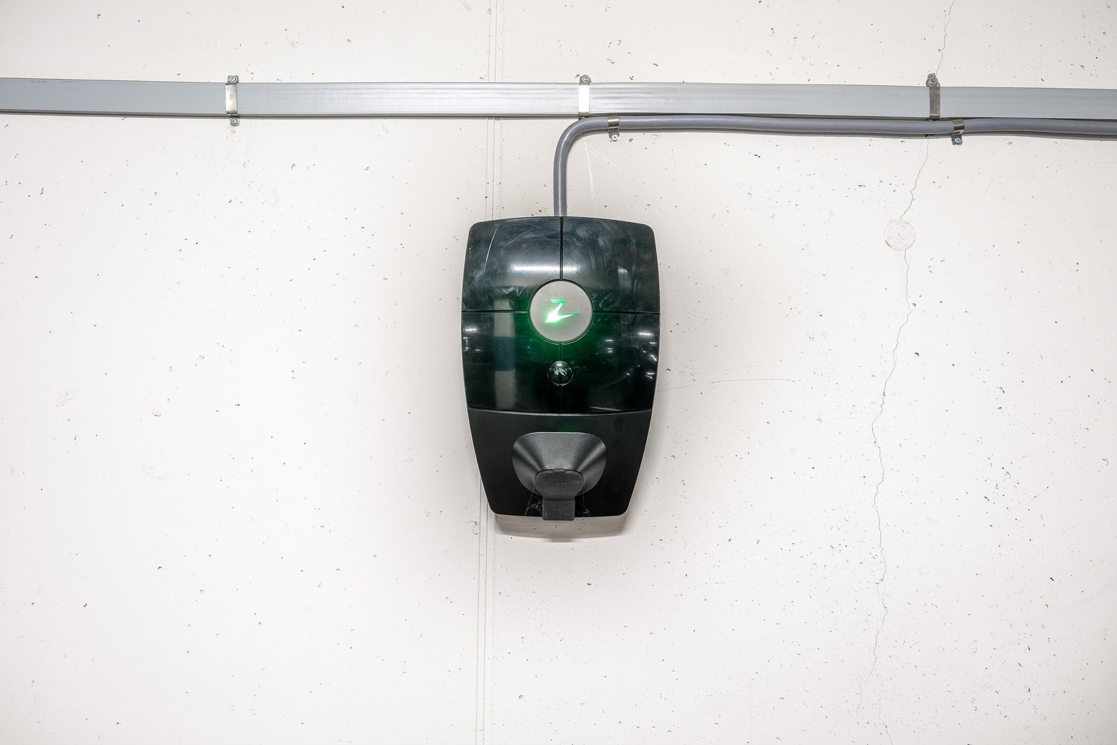 Garasjeplassen har installert elbillader. Galleribilde