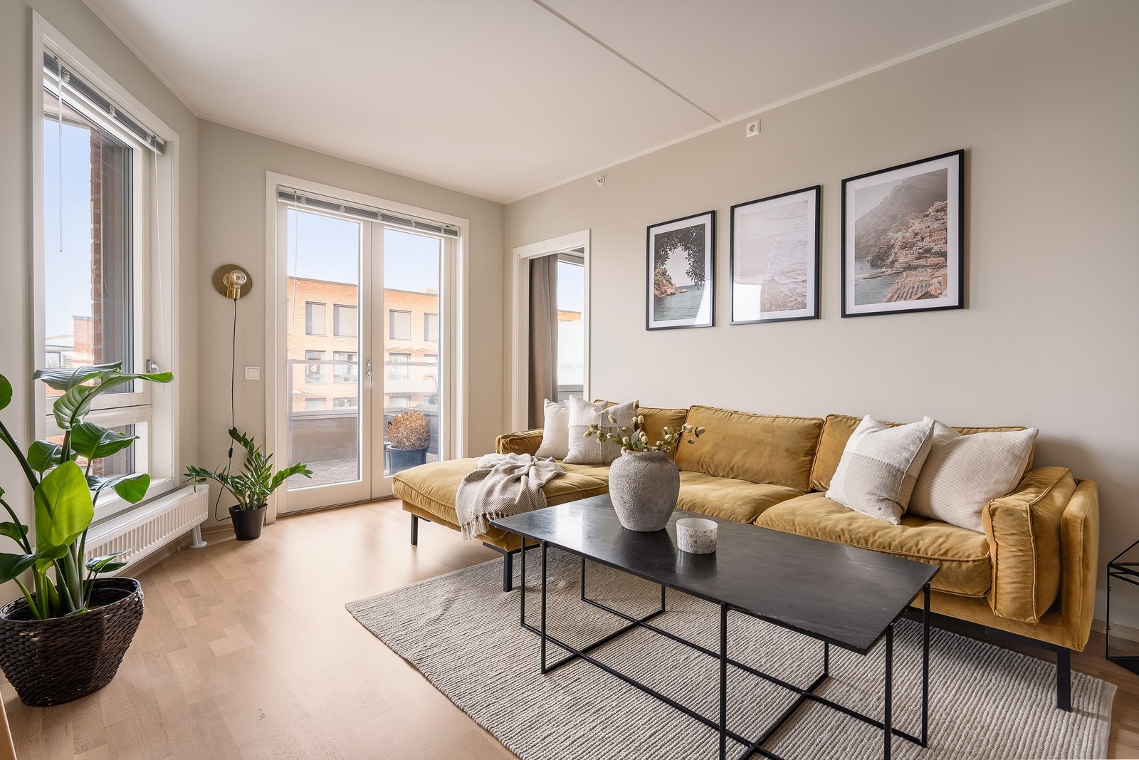 Fra allrommet er det adkomst til leilighetens to soverom og bad. Galleribilde