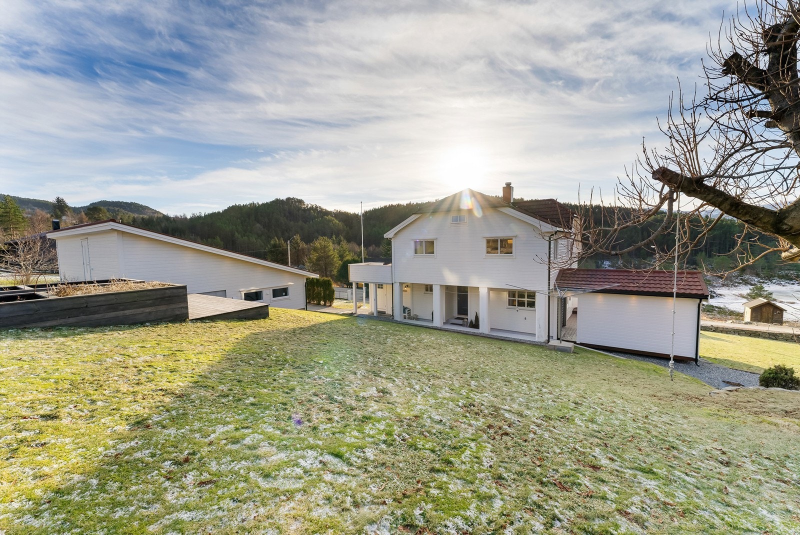 På eiendommen er det også oppført en stor garasje med plass til 3 biler Galleribilde
