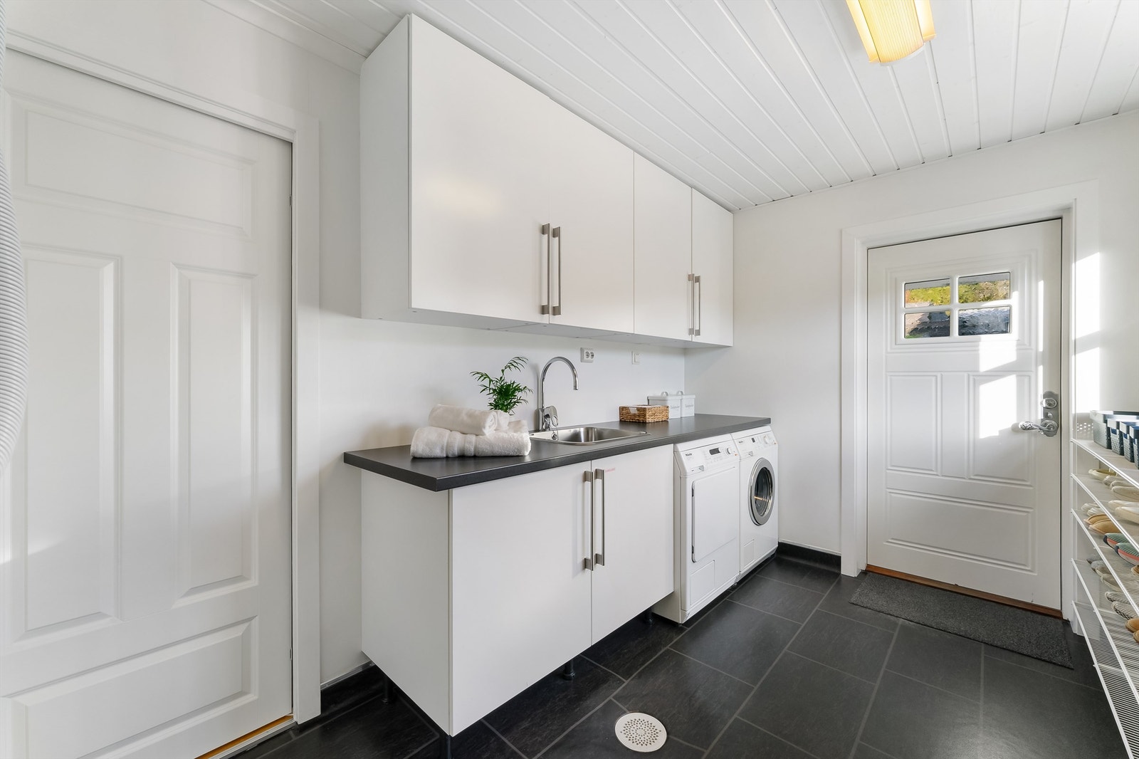 Praktisk vaskerom med egen inngang Galleribilde